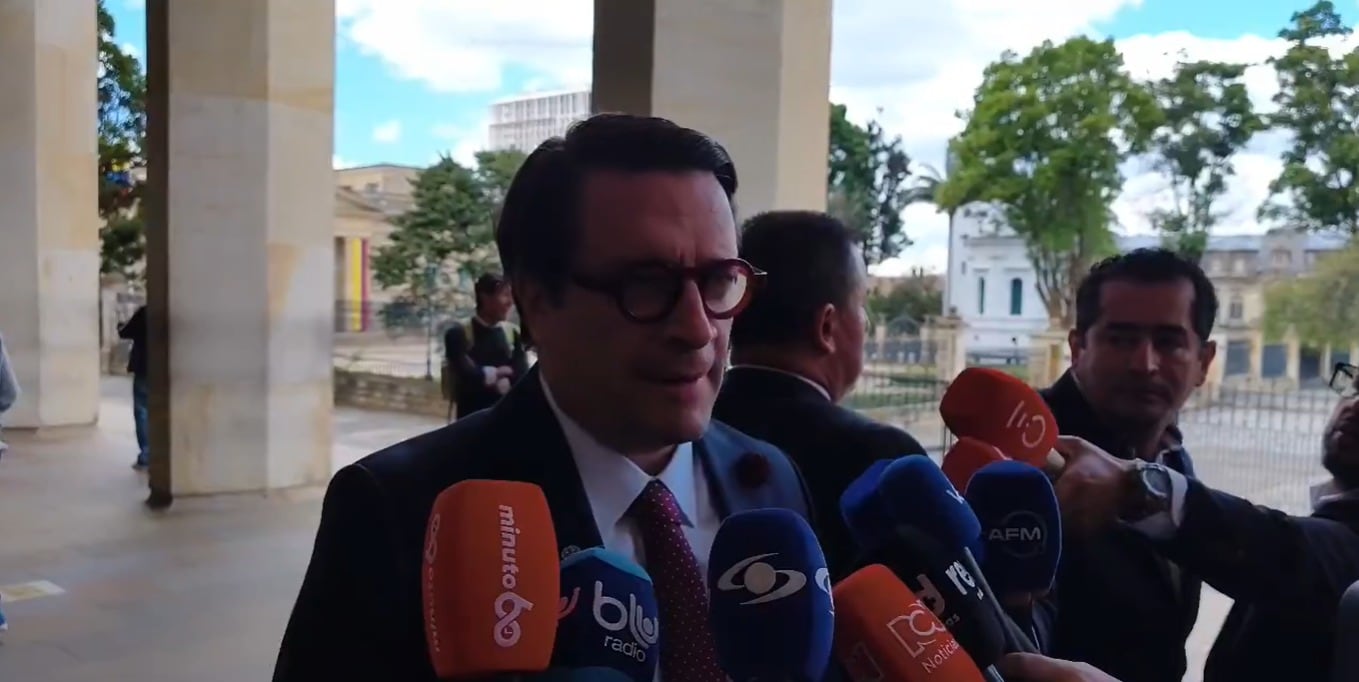 Ministro de Justicia, Iván Cancino explicó los requisitos y beneficios previstos para quienes se sometan a la justicia.Foto: Caracol Radio.