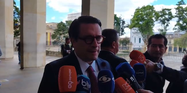 Ministro de Justicia, Iván Cancino explicó los requisitos y beneficios previstos para quienes se sometan a la justicia.Foto: Caracol Radio.