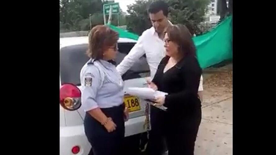 Capturan a la agente de tránsito conocida como “La Piña” en Floridablanca. Foto: