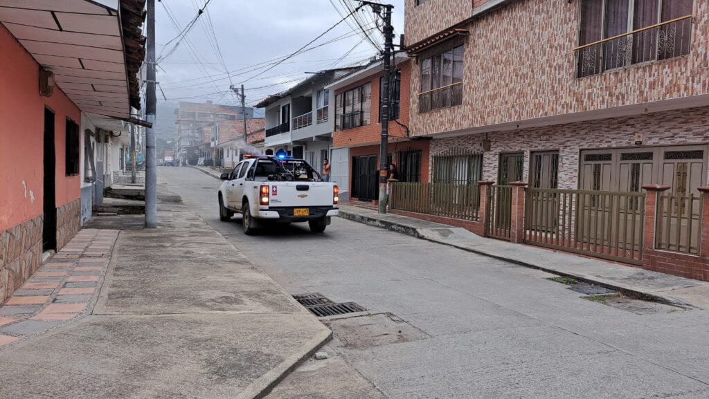 Fumigación en un barrio de Supía. Foto: Dirección Territorial de Salud de Caldas.