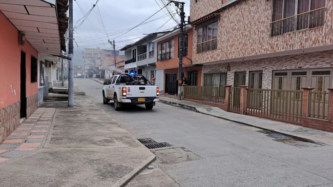 Fumigación en un barrio de Supía. Foto: Dirección Territorial de Salud de Caldas.