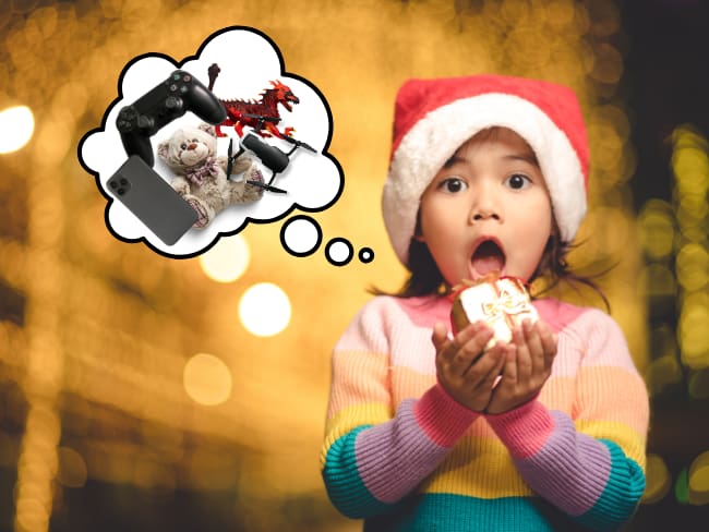 Niña recibiendo regalo de Navidad