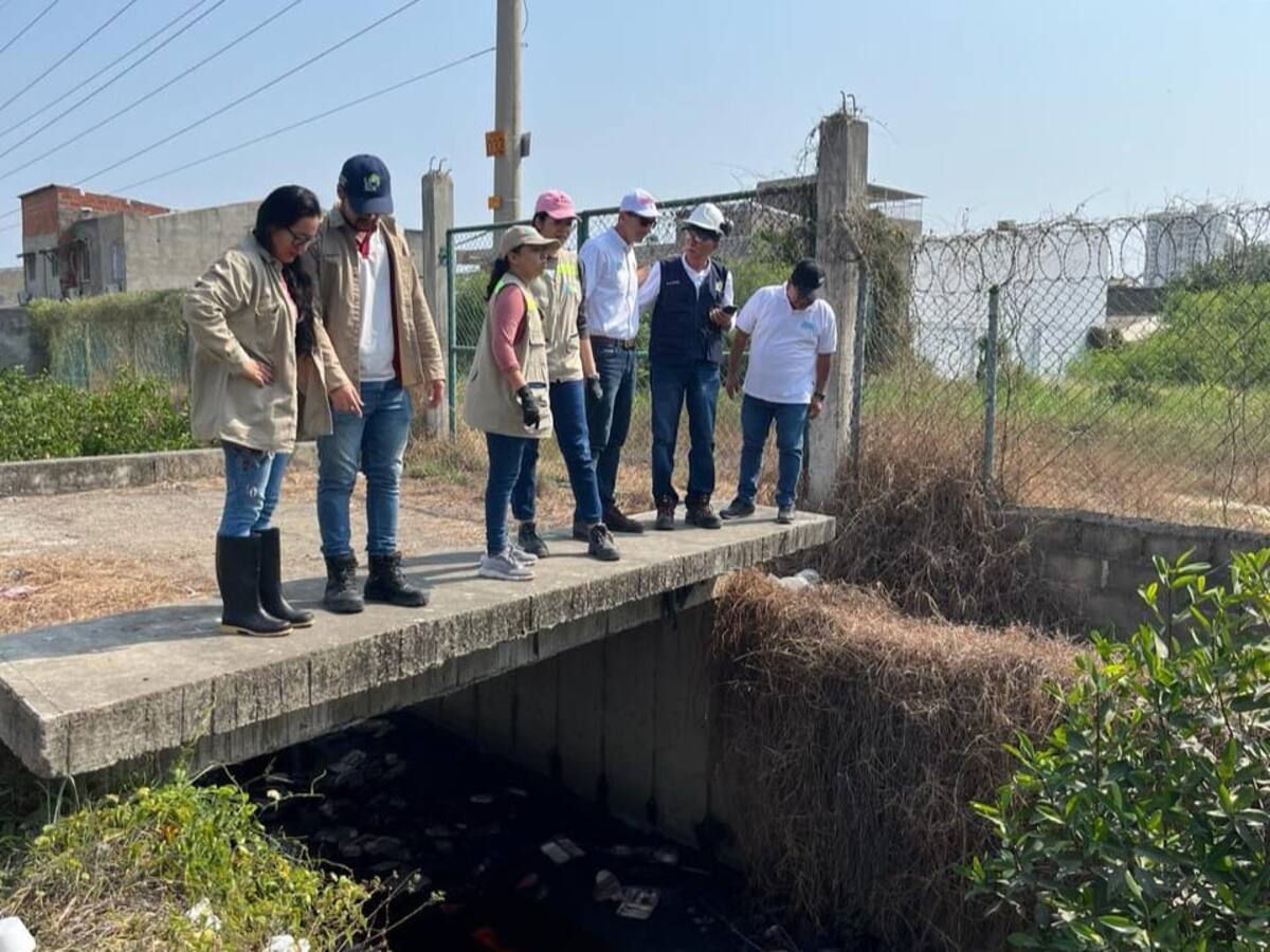 EPA Cartagena analiza calidad de agua por mancha roja en un canal aledaño a Contecar