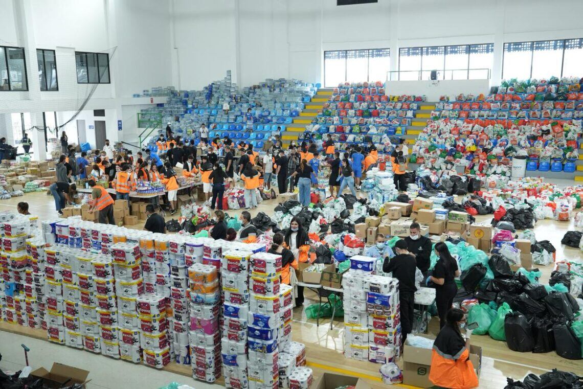 Centro de acopio de ayudas humanitarias en el coliseo menor. Foto: centrodeinformacion.manizales.gov.co
