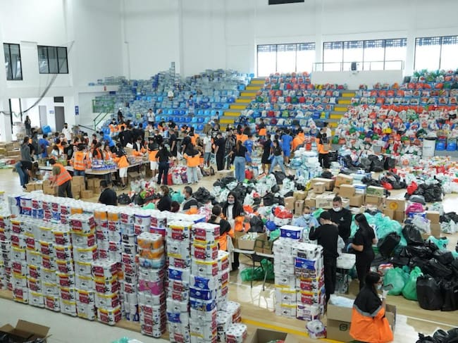 Centro de acopio de ayudas humanitarias en el coliseo menor. Foto: centrodeinformacion.manizales.gov.co