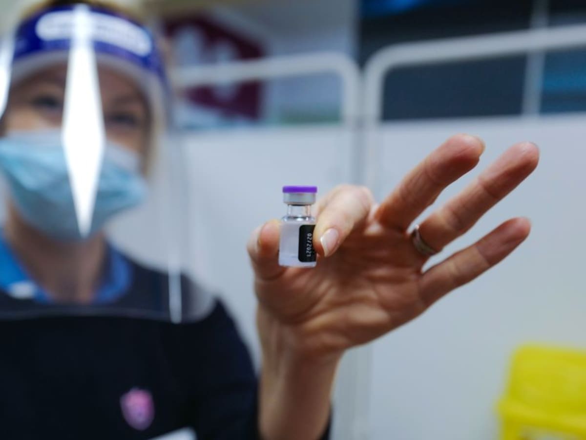 Reino Unido recomienda no vacunar a personas con alergias severas