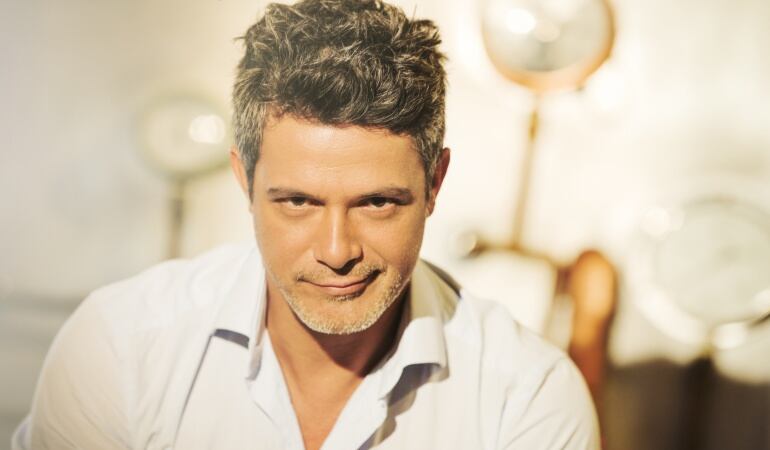 Alejandro Sanz le mandó una indirecta a Maluma por asegurar ser el primero en cantar en unos premios MTV en español y no fue así. 