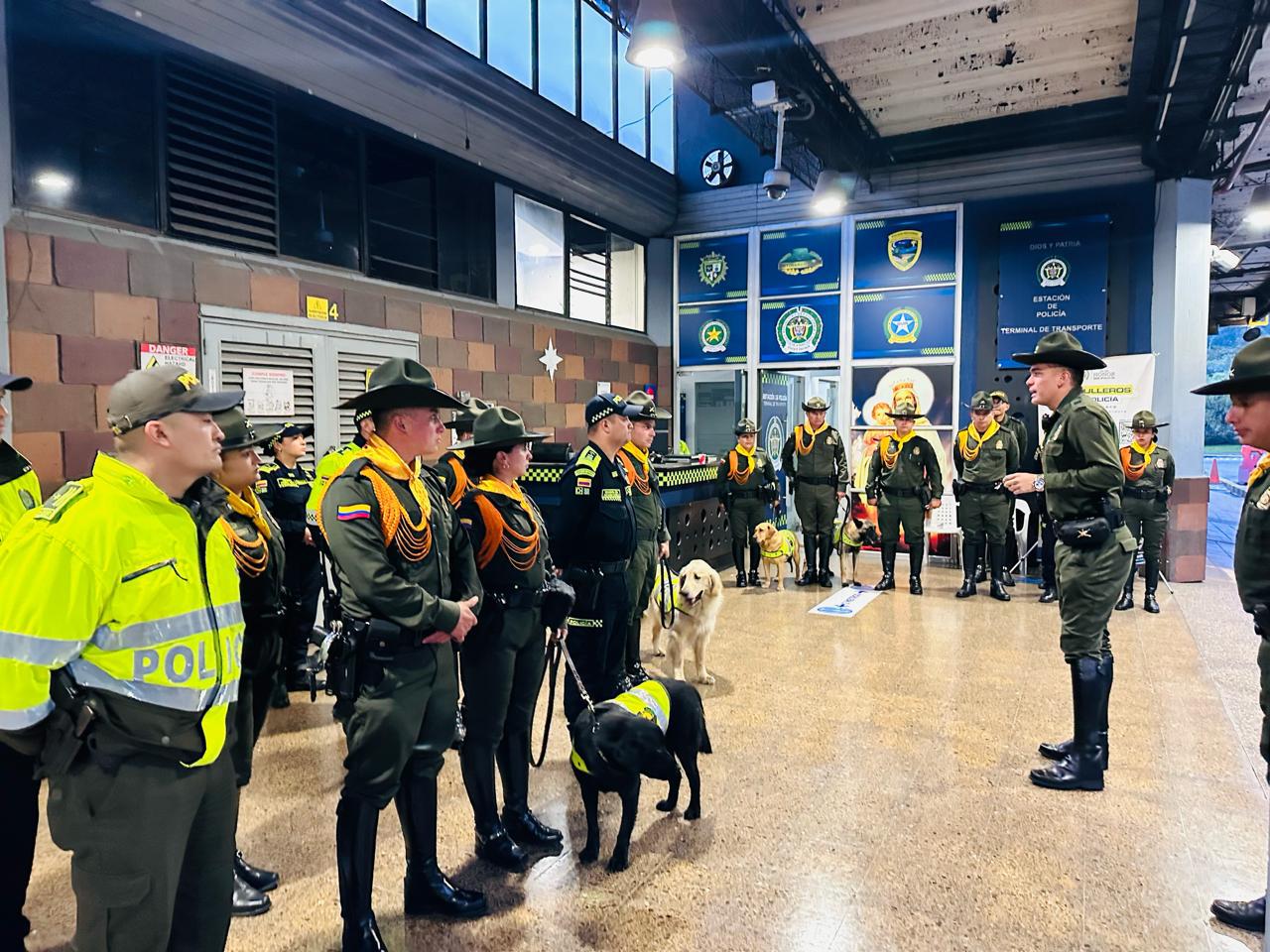 Policías en la Terminal de Transporte de Bogotá. Cortesía: Carabineros.