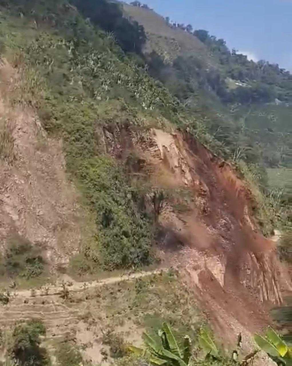 Deslizamiento de tierra en una vía departamental en Manzanares