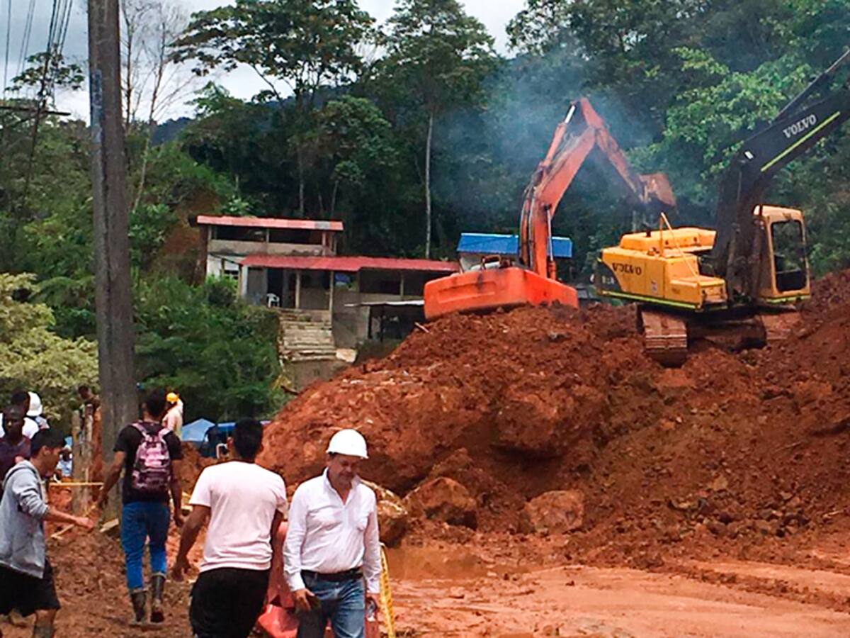 Paso provisional por un carril en la vía Buga-Buenaventura