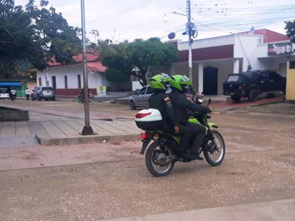 Patrullera y un patrullero heridos en asonada en San Juan Nepomuceno