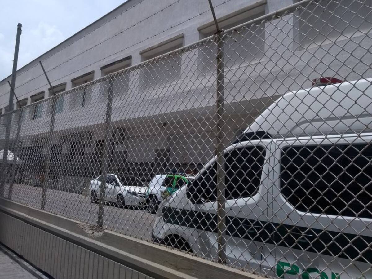 Policías chocan contra un poste en Cartagena: uno murió y otro está herido