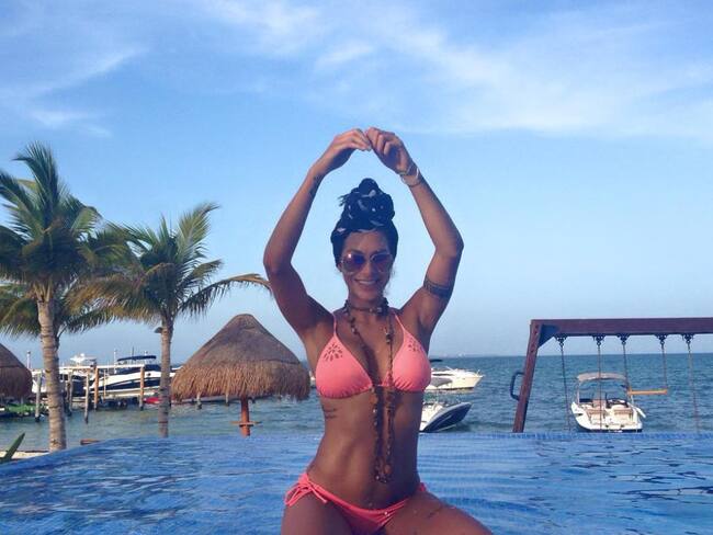 Luego de que las redes sociales y algunos medios compartieran algunas fotografías de Maluma en las playas de Cancún bastante ‘cariñosito’ con una mujer, los internautas sacaron a la luz la identidad de la morena que atrapó al reguetonero.