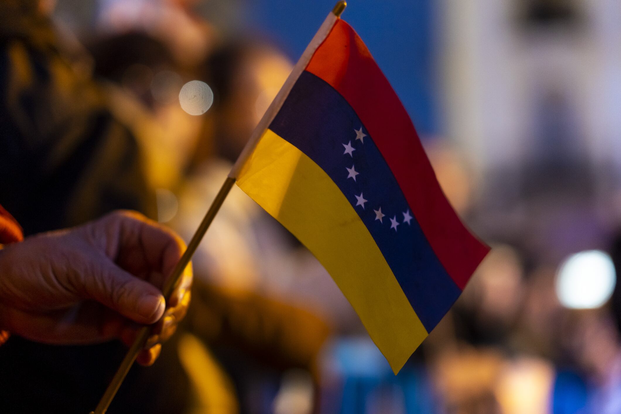 Ciudadano venezolano con una bandera de su país en la mano (Getty Images)