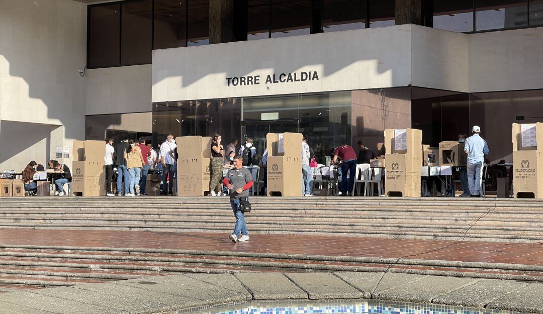 Mesas de votación en el CAM