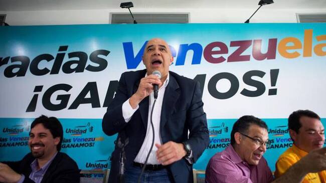 El secretario de la Mesa de la Unidad de Democrática, Jesus Toreralba, durante una rueda de prensa en Caracas.