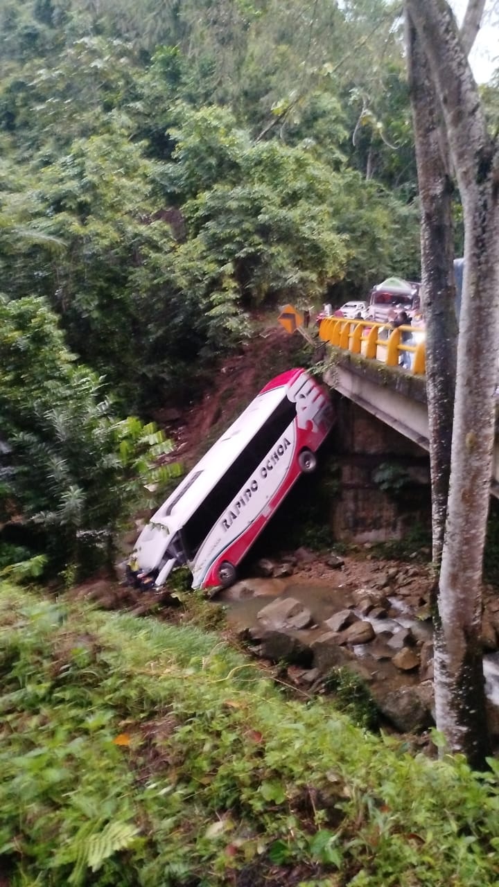 3 personas fallecidas y 17 heridos dejó accidente de bus en la autopista Medellín - Bogotá. Foto: Cortesía.