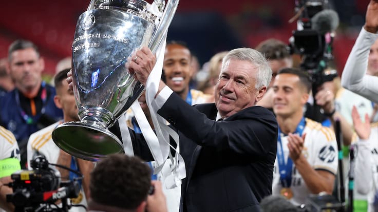 London (United Kingdom), 01/06/2024.- Head coach Carlo Ancelotti of Real Madrid celebrates with the trophy after winning the UEFA Champions League final match of Borussia Dortmund against Real Madrid, in London, Britain, 01 June 2024. Real Madrid wins their 15th UEFA Champions League. (Liga de Campeones, Rusia, Reino Unido, Londres) EFE/EPA/ADAM VAUGHAN