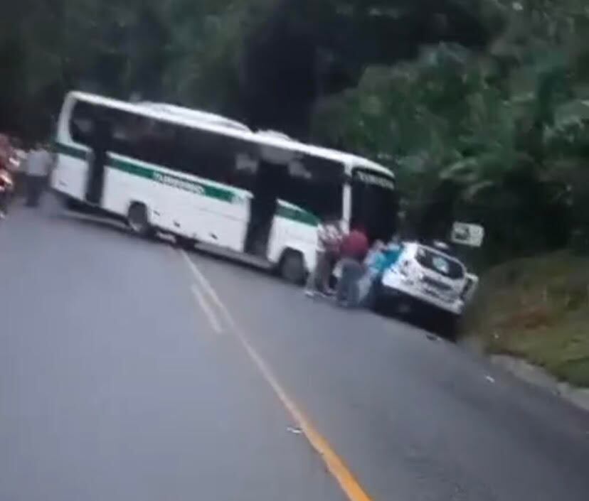 Siniestro vial en la autopista Medellín-Bogotá, a la altura del municipio de San Luis, oriente antioqueño. Foto: Denuncias Antioquia.