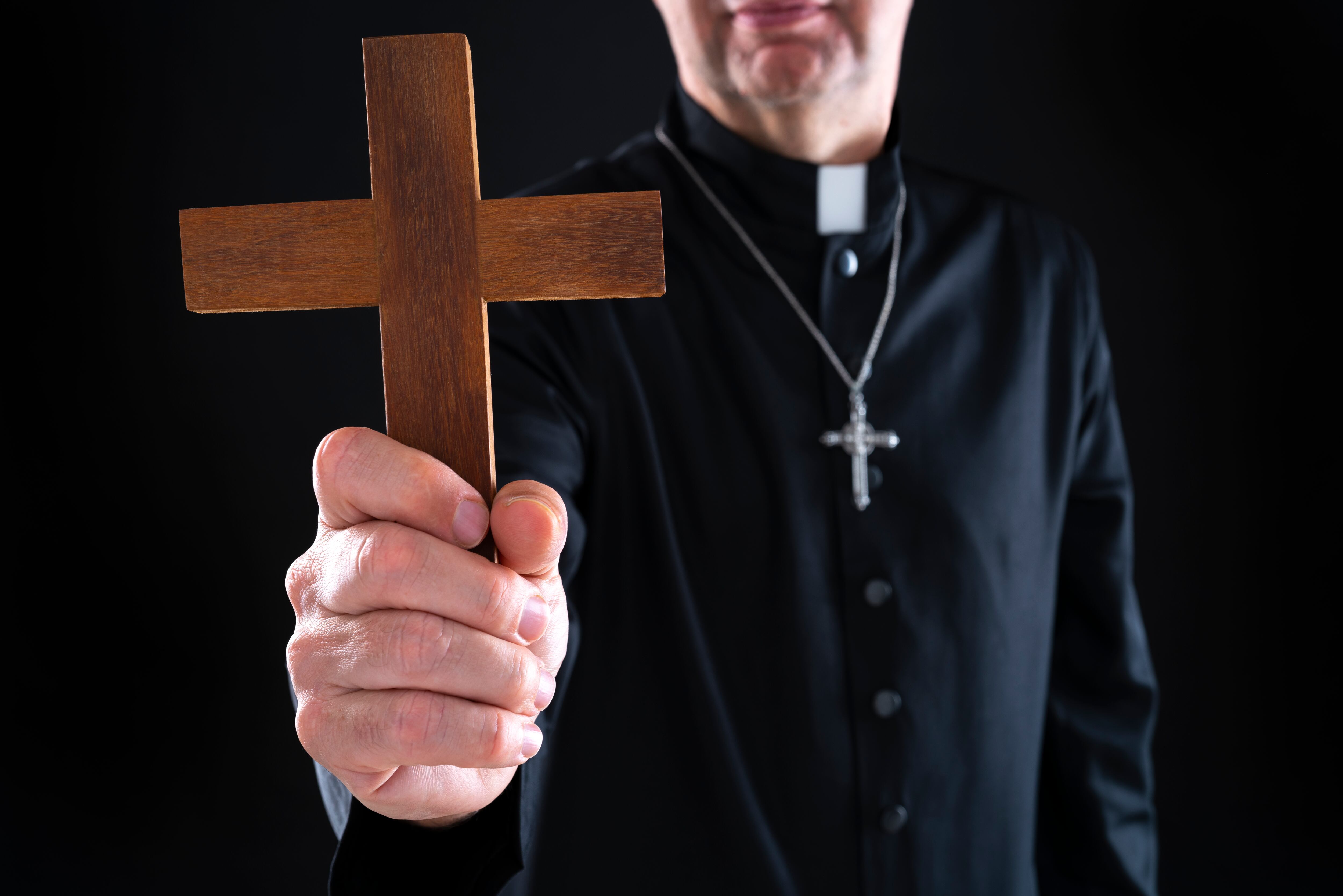 En Santa Marta sacerdote golpea a mujer con una cruz de madera. Foto referencia: Getty Images.