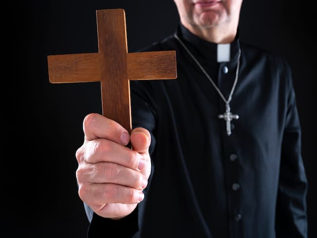 En Santa Marta sacerdote golpea a mujer con una cruz de madera. Foto referencia: Getty Images.