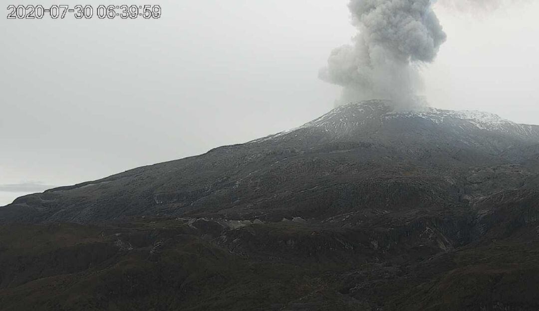 Emisión de ceniza en el Nevado del Ruiz