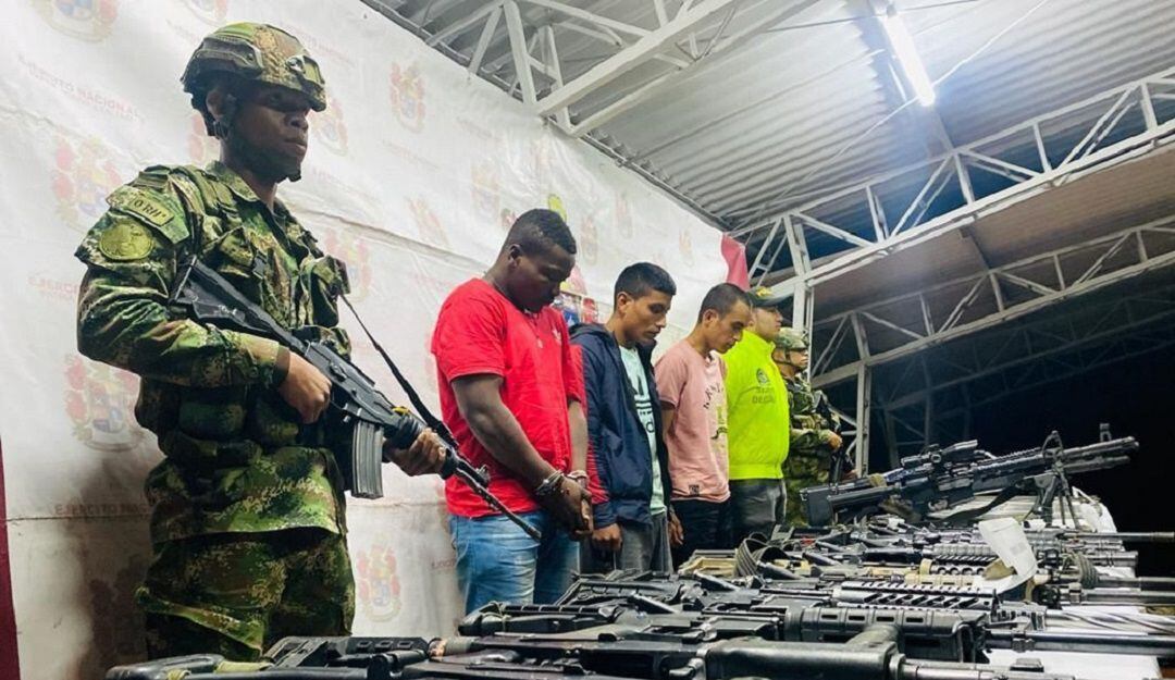 Fueron incautados 14 fusiles, una ametralladora, 96 proveedores, dos granadas de mano, dos pistolas, tres artefactos explosivos, 13 chalecos multipropósito, brazaletes, material de intendencia y munición de diferente calibre.