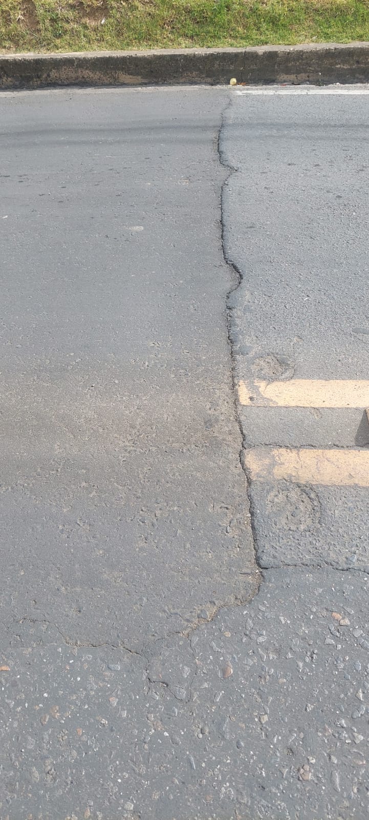 A la vía de la calle 36A de Tunja se le hizo mantenimiento por parte de la Empresa de Desarrollo Territorial Don Matías S.A.S., hace dos meses y ya presenta daño estructural / Foto: Suministrada.