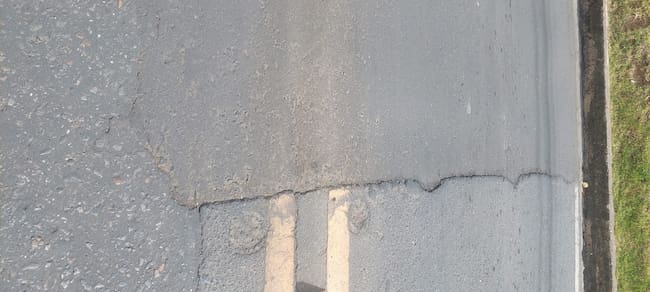 A la vía de la calle 36A de Tunja se le hizo mantenimiento por parte de la Empresa de Desarrollo Territorial Don Matías S.A.S., hace dos meses y ya presenta daño estructural / Foto: Suministrada.