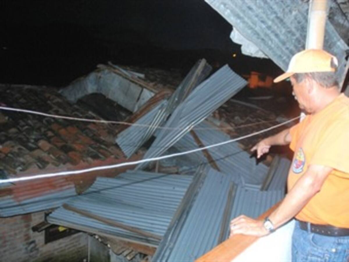 20 viviendas destechadas e inundadas dejó fuerte vendaval en Quindío