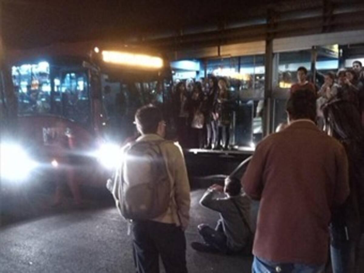 Usuarios bloquean vías de Transmilenio en la Caracas entre calles 76 y 80