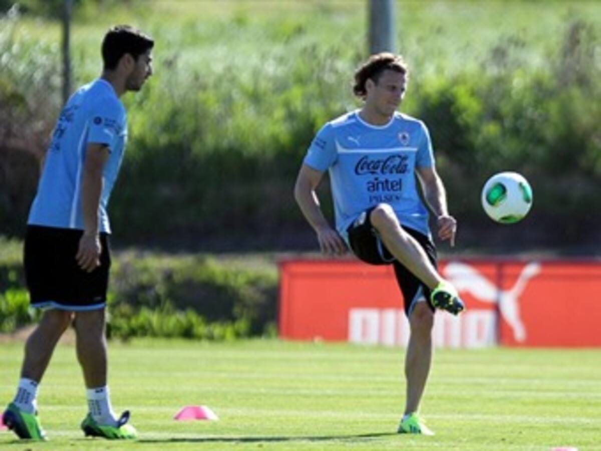 Uruguay recibe a Argentina, pensando más en el repechaje ante Jordania