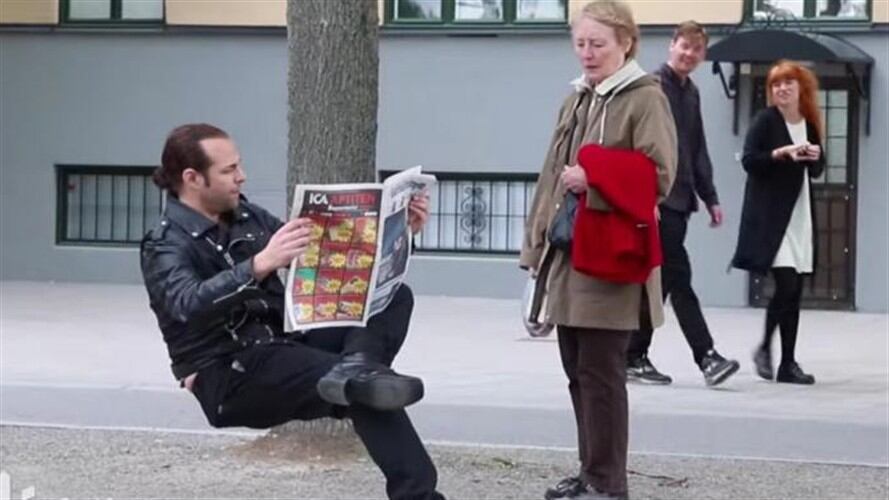 Los transeúntes, sorprendidos ante el truco de magia, no podían dejar de mirar al mago. Foto: En Twitter: @NewYorkFunny16