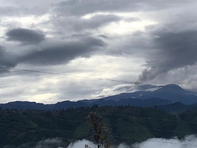 Emisión de ceniza del volcán Nevado del Ruiz