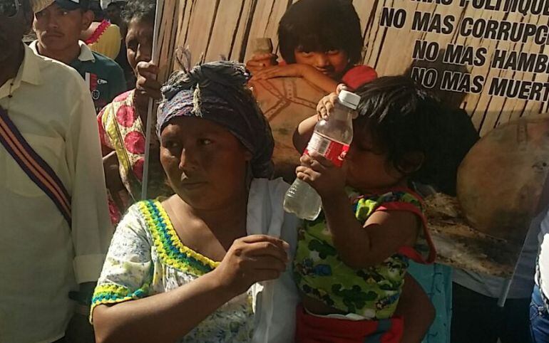 Mujeres wayúu habían permanecido día y noche en las puertas de las clínicas.