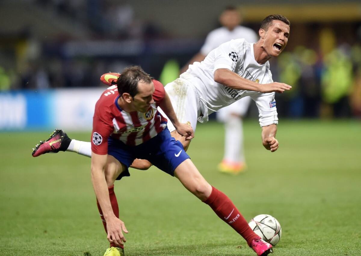 Diego Godín ante Cristiano Ronaldo en la final de la Champions.