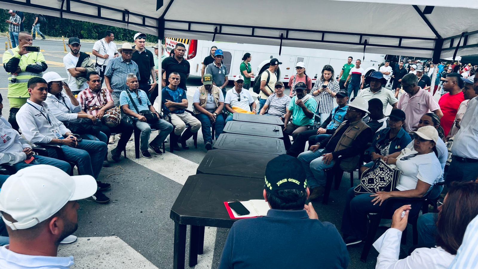 Mesa de diálogo entre representantes mineros y autoridades municipales y departamentales en Marmato, Caldas. Foto suministrada.