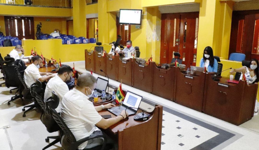 Esta iniciativa fue presentada porque hay varios contratos que se vencen el 31 de diciembre y no alcanzan a recibirse en su totalidad