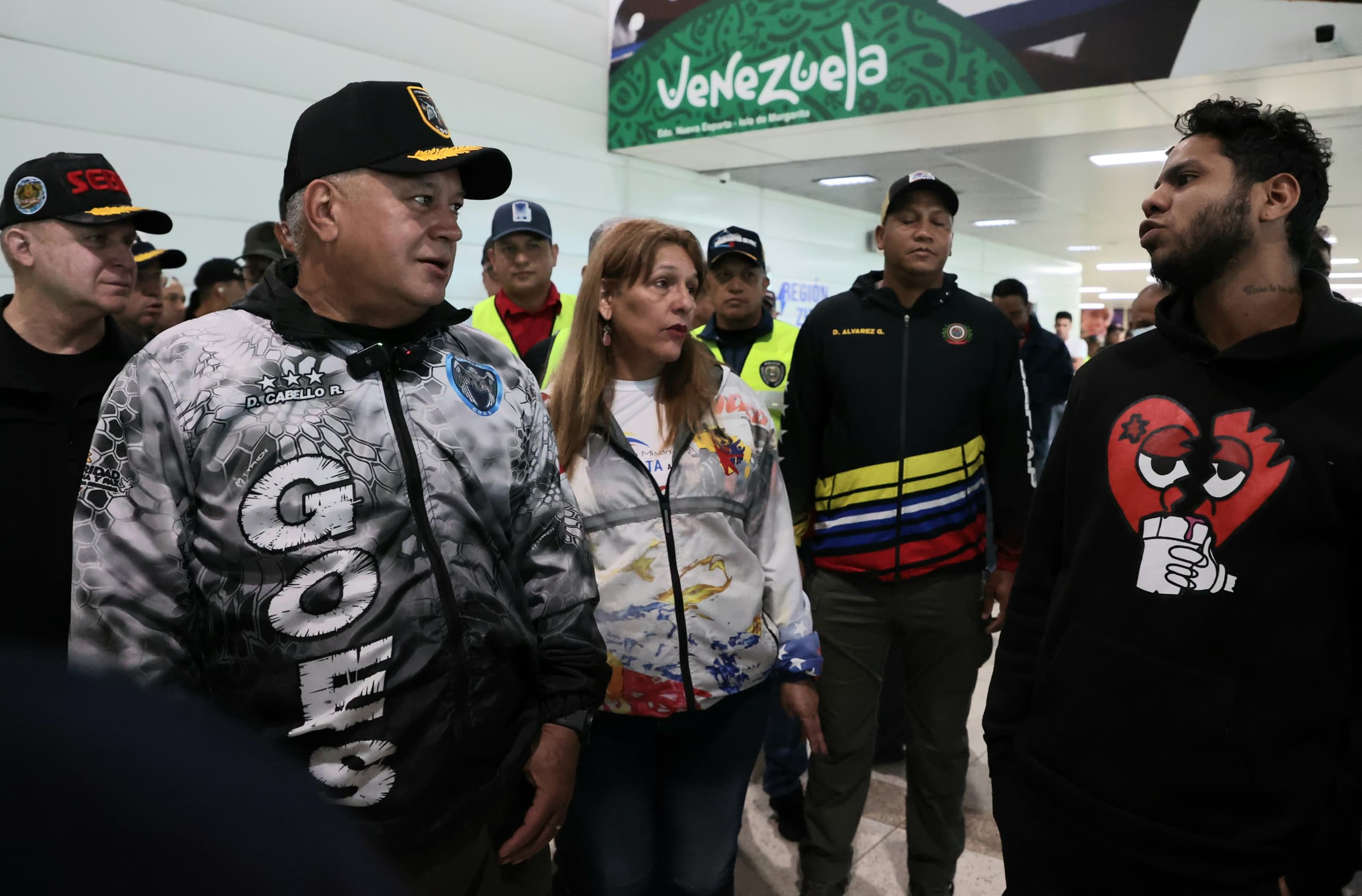 AME4554. CARACAS (VENEZUELA), 02/05/2025.- Fotografía cedida por el Ministerio de Interior, Justicia y Paz del ministro Diosdado Cabello (i) hablando con personas deportadas este viernes, en el Aeropuerto Internacional Simón Bolívar, en La Guaira (Venezuela). Un avión estadounidense con 174 migrantes deportados por el Gobierno de Donald Trump aterrizó en Venezuela procedente del estado de Texas, en la nación norteamericana, informó la Administración de Nicolás Maduro. EFE/ Ministerio de Interior Justicia y Paz de Venezuela /SOLO USO EDITORIAL NO VENTAS /SOLO DISPONIBLE PARA ILUSTRAR LA NOTICIA QUE ACOMPAÑA (CRÉDITO OBLIGATORIO)
