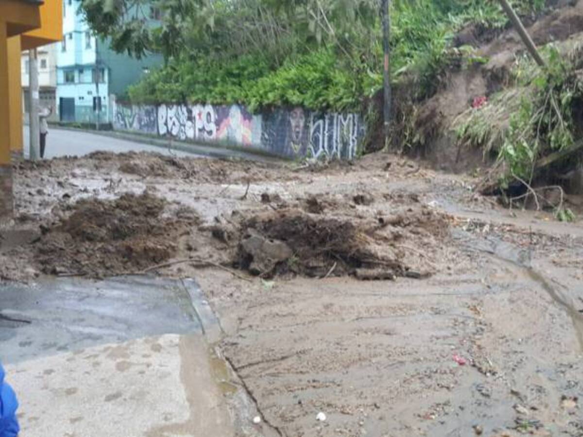 Ruptura de un tubo causó un derrumbe en el sector de Los Ángeles