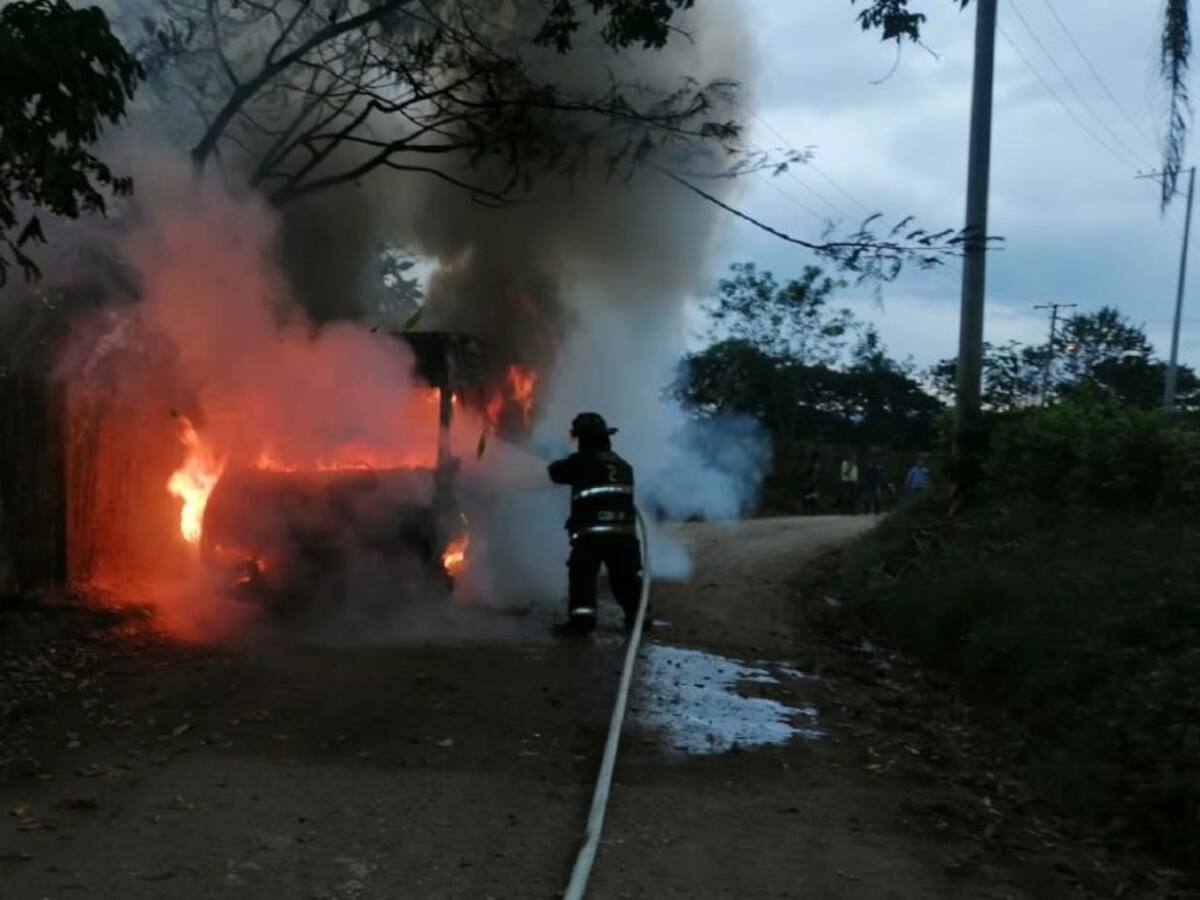Buseta de servicio escolar se incendió en Carmen de Apicalá, Tolima