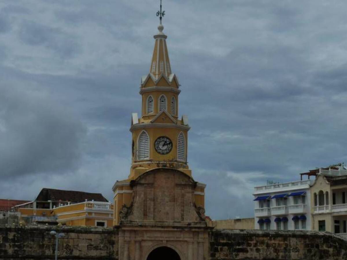 Iluminan Torre del Reloj en honor a mujeres que luchan el cáncer de mama