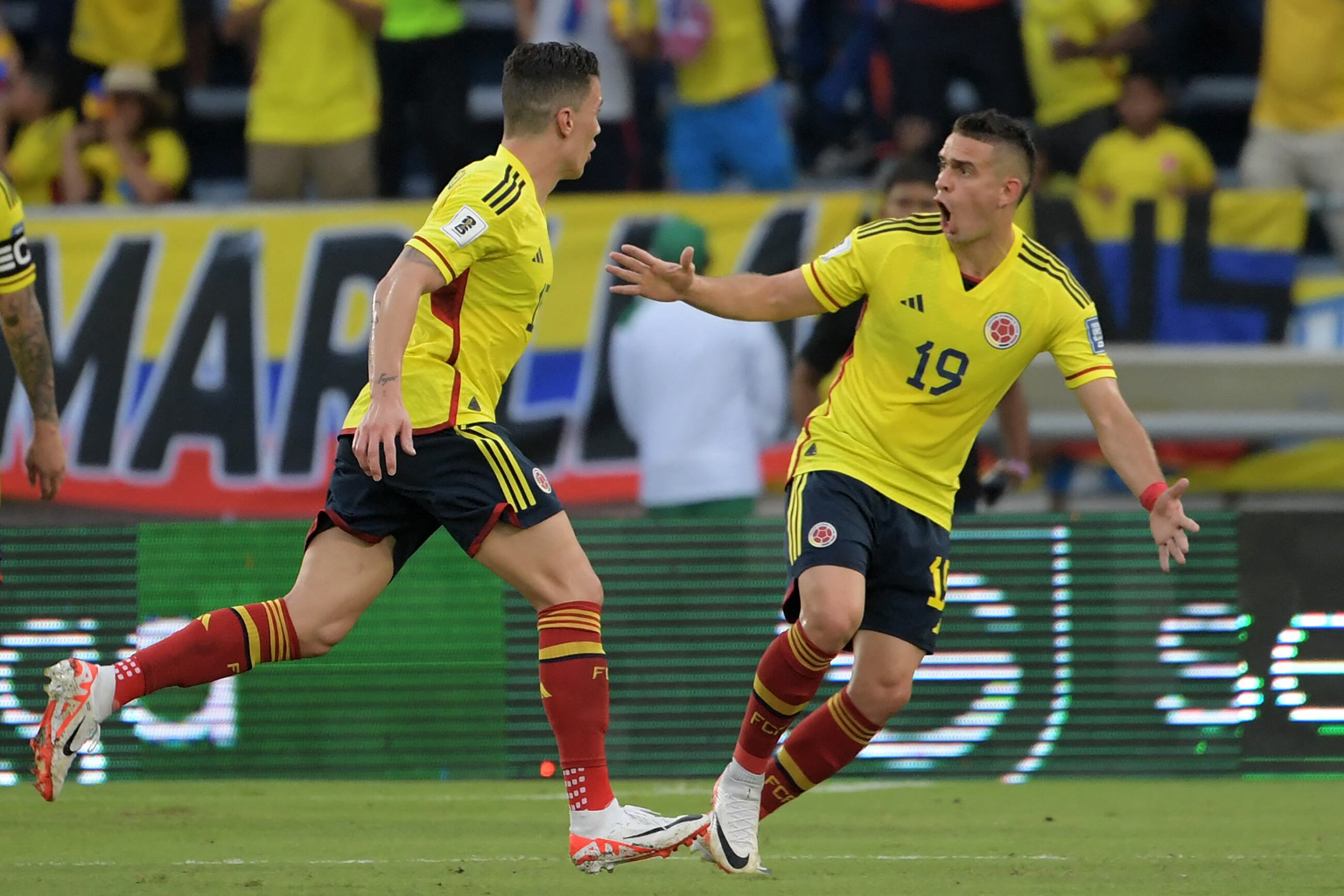 Matheus Uribe y Rafael Santos Borré celebrando el 2-1 ante Uruguay. (Photo by Raul ARBOLEDA / AFP) (Photo by RAUL ARBOLEDA/AFP via Getty Images)