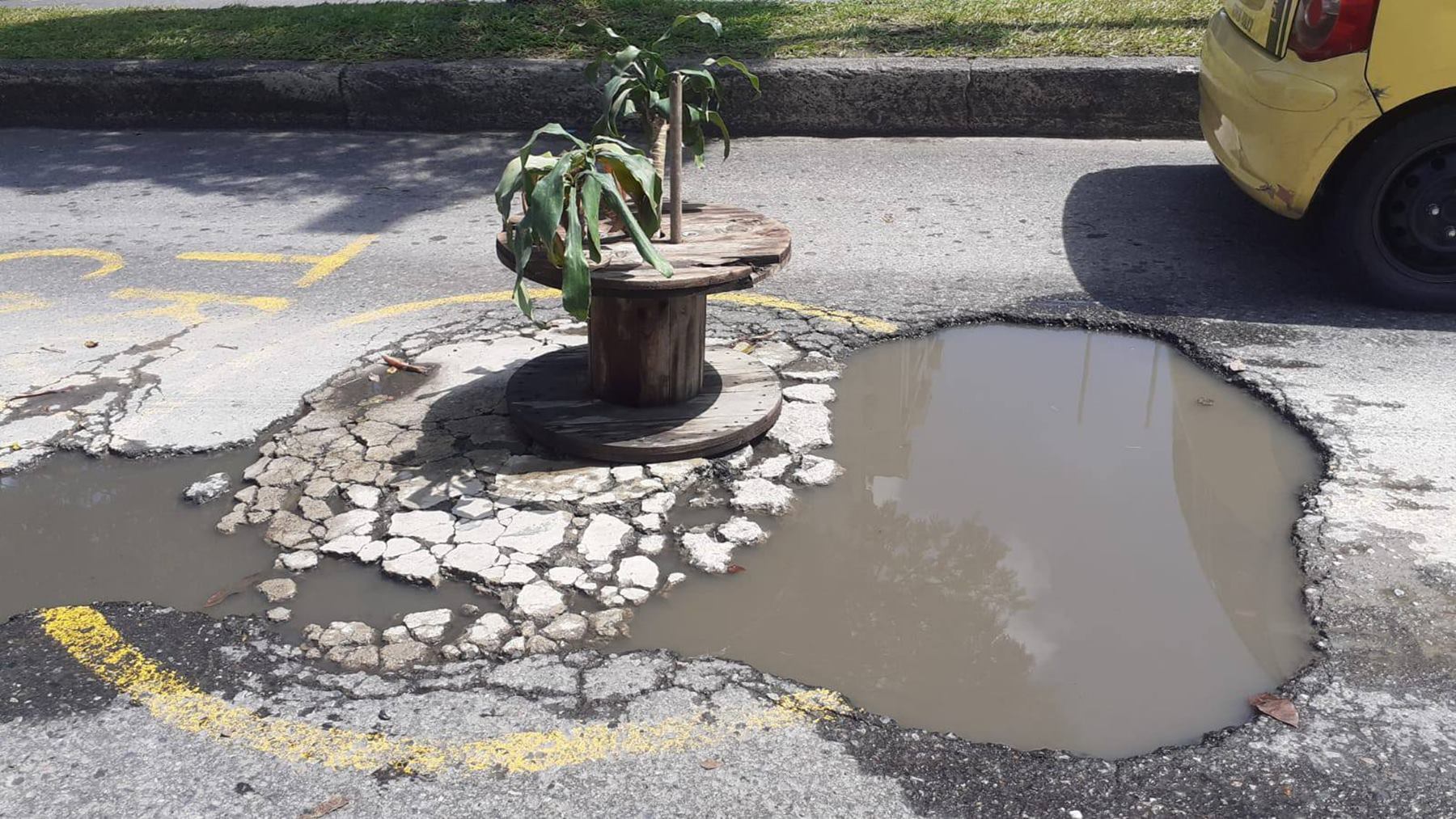 Hueco señalizado en Ibagué