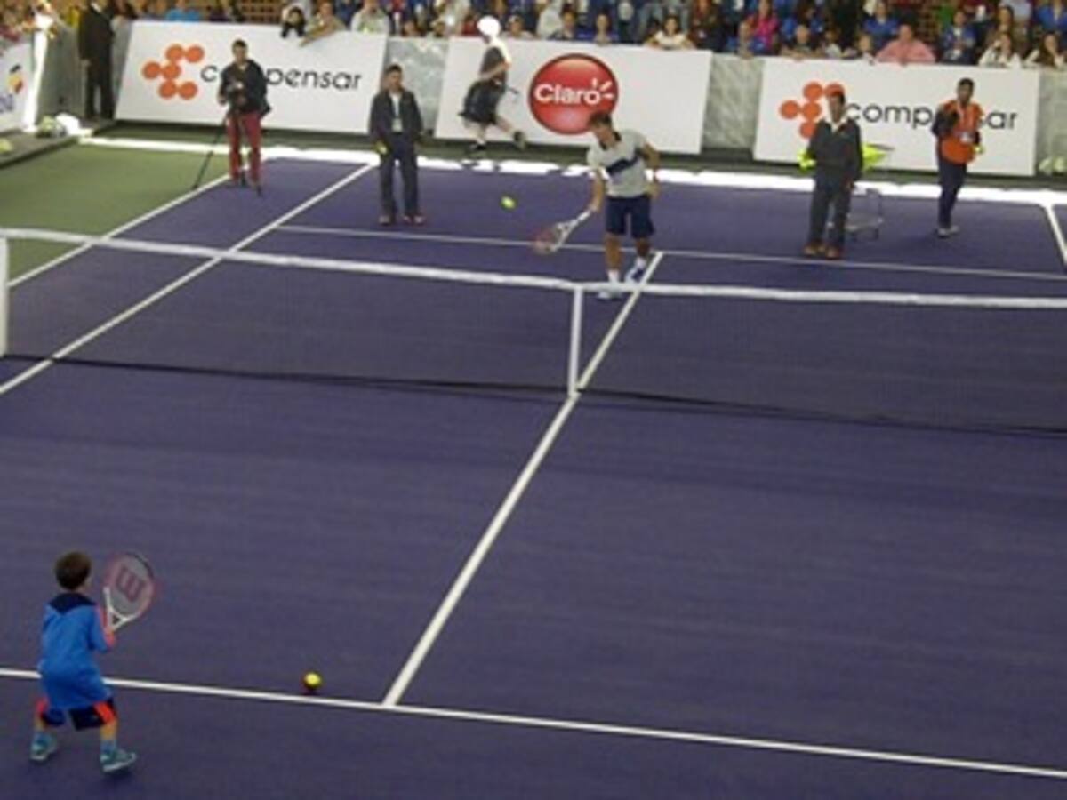Federer jugó tenis-fútbol y fue maestro en clases de tenis para niños