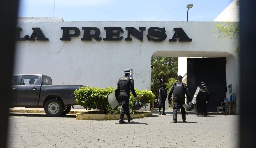 Policías nicaragüenses frente a la sede del diario La Prensa. 