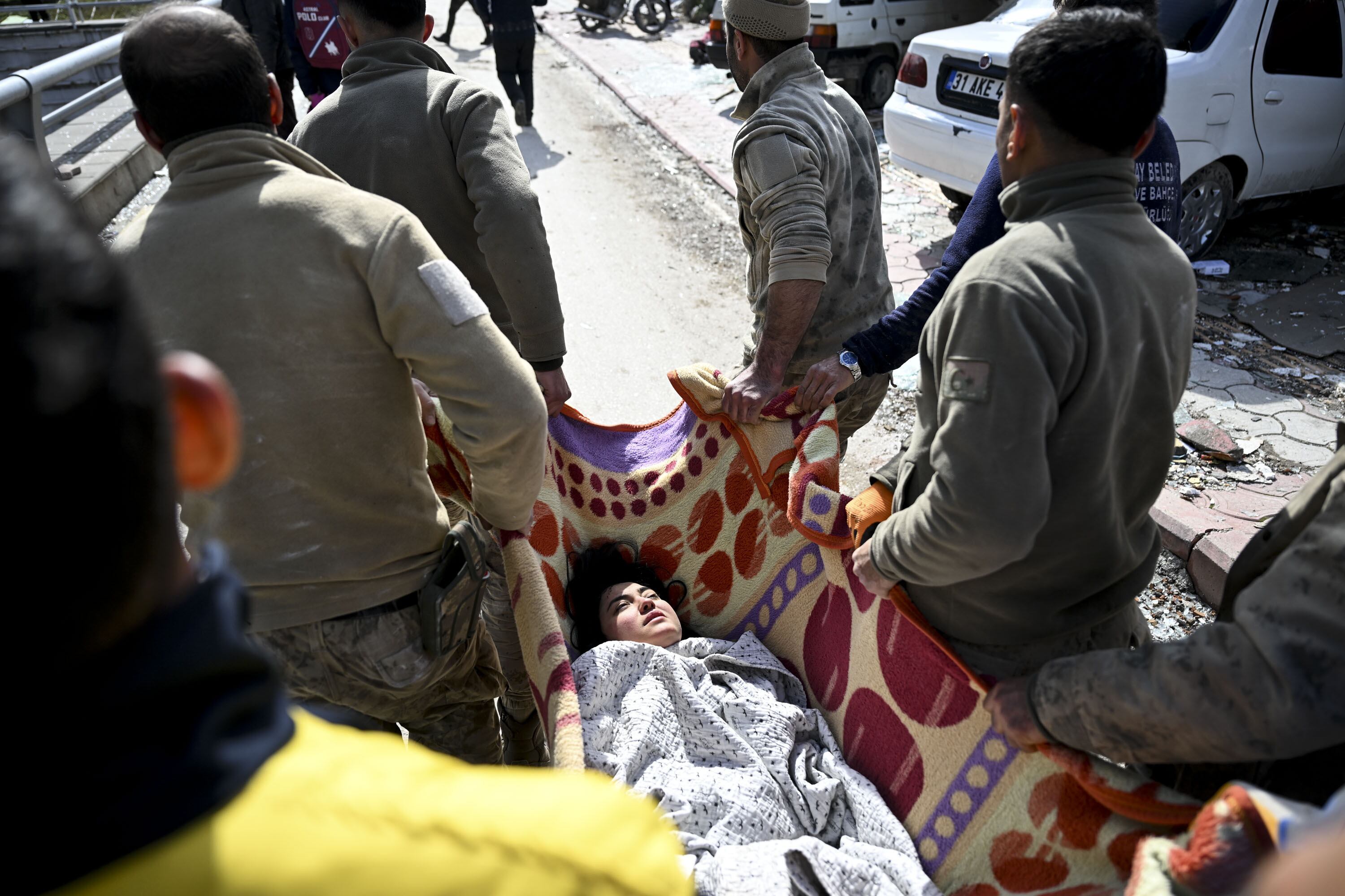 Traslado de personas que fueron rescatadas tras completar más de 30 horas debajo de los escombros en Turquía.
(Foto: Ercin Erturk/Anadolu Agency via Getty Images)