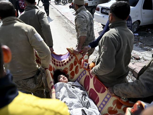 Traslado de personas que fueron rescatadas tras completar más de 30 horas debajo de los escombros en Turquía.
(Foto: Ercin Erturk/Anadolu Agency via Getty Images)