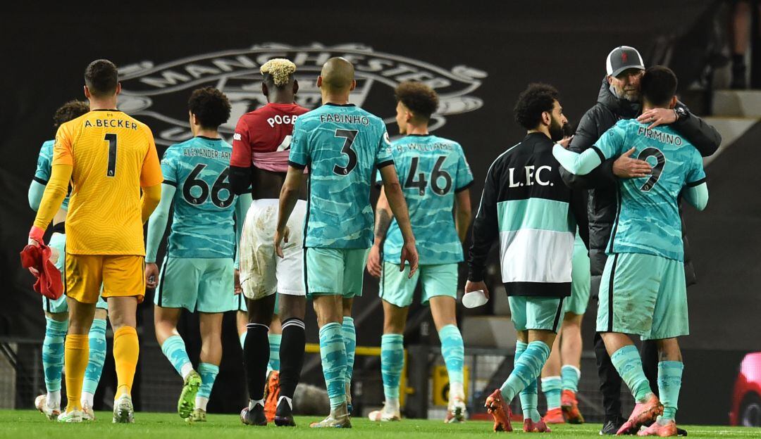 Los jugadores del Liverpool festejan el triunfo como visitantes ante el Manchester United.