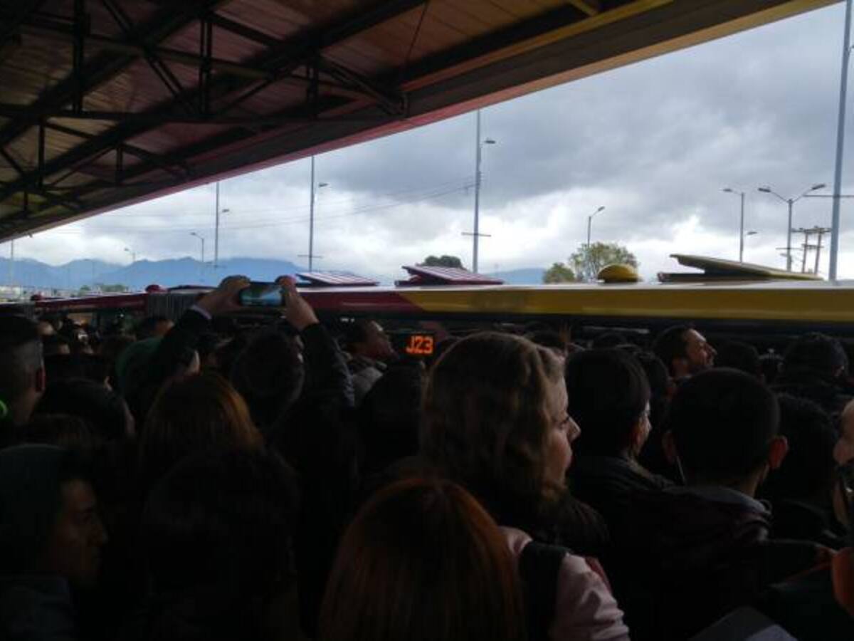 Reportan bloqueo de usuarios en estación Banderas de Transmilenio